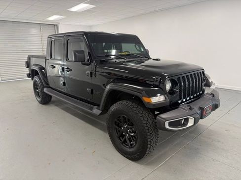 Used 2023 Jeep Gladiator Sport image 3