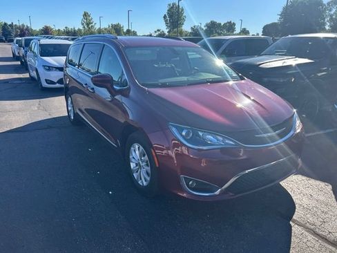 Used 2018 Chrysler Pacifica Touring-L Plus FWD image 5