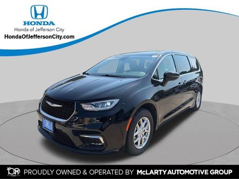 Used 2024 Chrysler Pacifica Touring-L FWD image 1