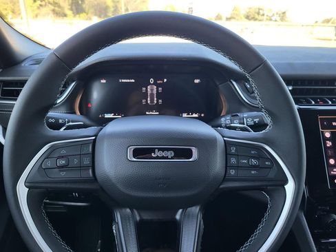 New 2025 Jeep Grand Cherokee Laredo image 17