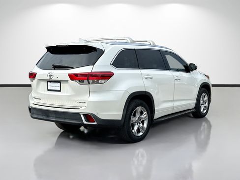 Used 2018 Toyota Highlander Limited FWD image 3