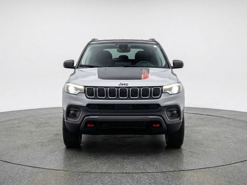 Used 2025 Jeep Compass Trailhawk image 2