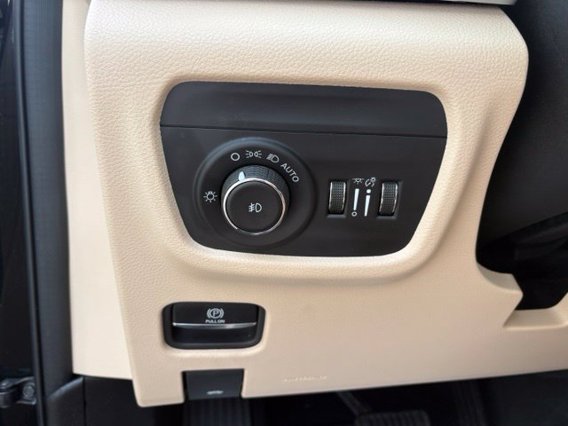 Used 2024 Jeep Grand Cherokee Limited AWD/4WD image 25