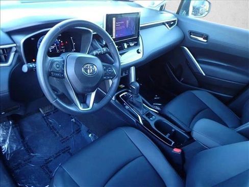 Used 2023 Toyota Corolla Cross XLE image 11