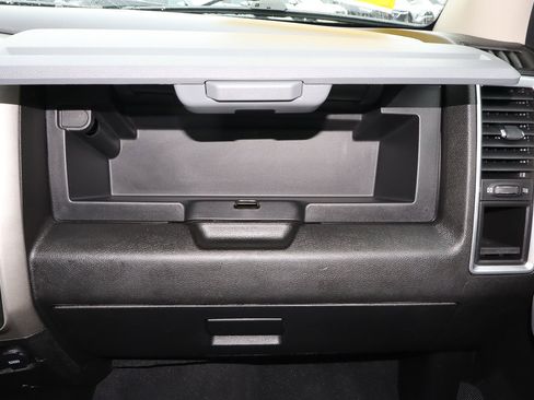 Used 2020 RAM 1500 Classic SLT image 9