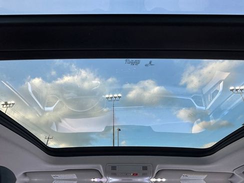 Used 2025 Volkswagen Taos SE w/ Panoramic Sunroof Package image 21