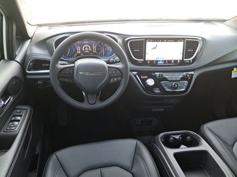 New 2026 Chrysler Pacifica Select image 8