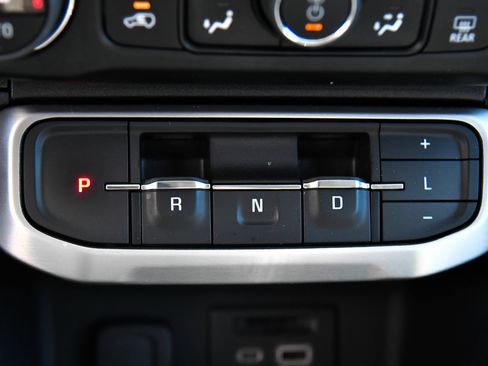 Used 2023 GMC Acadia SLT FWD image 25