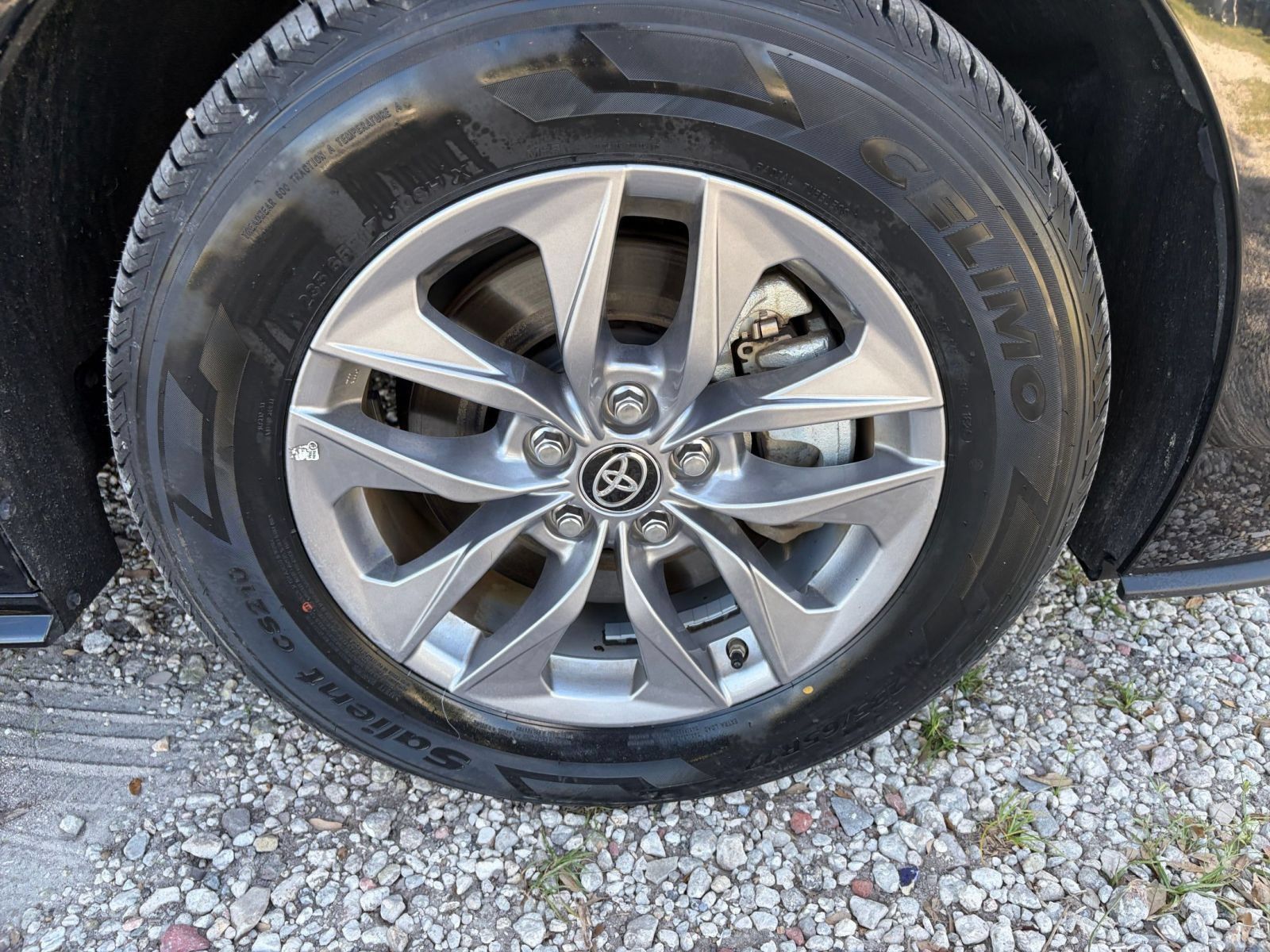 Used 2025 Toyota Sienna XLE FWD image 32