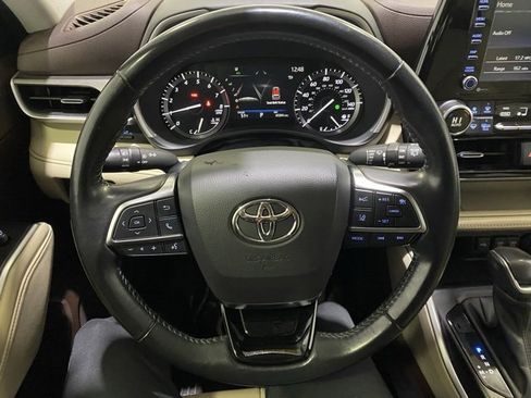 Certified 2021 Toyota Highlander XLE image 19