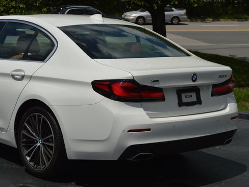 Certified 2023 BMW 530i xDrive w/ Premium Package AWD/4WD image 3