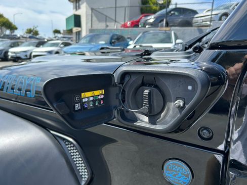 Used 2023 Jeep Wrangler Unlimited w/ Sun & Screen Package AWD/4WD image 62