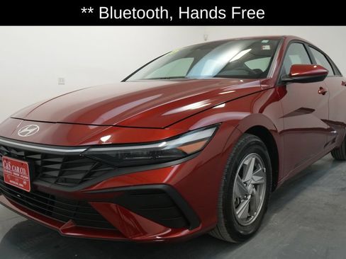 Certified 2025 Hyundai Elantra SE image 3