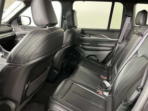 Used 2024 Jeep Grand Cherokee Limited w/ Luxury Tech Group II AWD/4WD image 12
