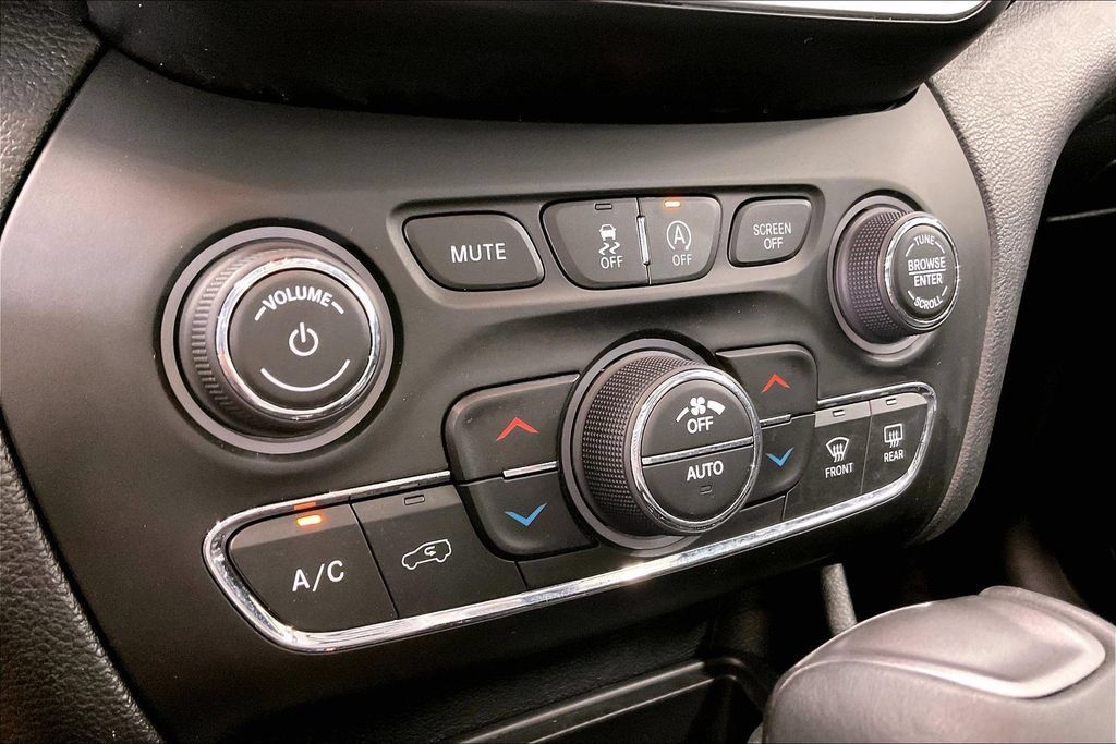 Used 2021 Jeep Cherokee Limited AWD/4WD image 16