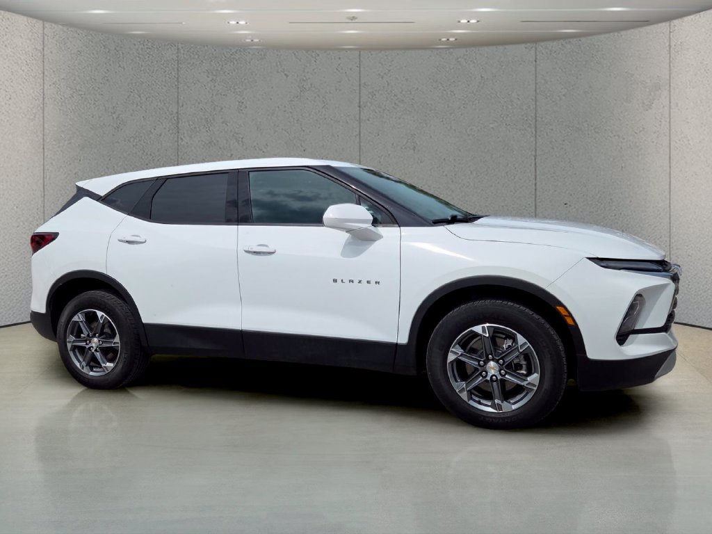 Used 2025 Chevrolet Blazer LT AWD/4WD image 3