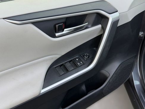 Used 2021 Toyota RAV4 XLE w/ Convenience Package image 23