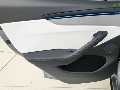 Used 2026 Tesla Model Y AWD image 41