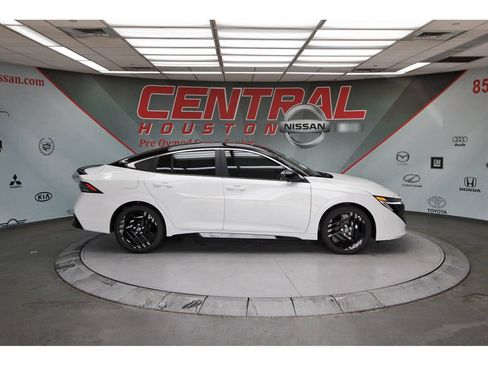 New 2026 Nissan Sentra SR w/ SR Premium Package FWD image 5