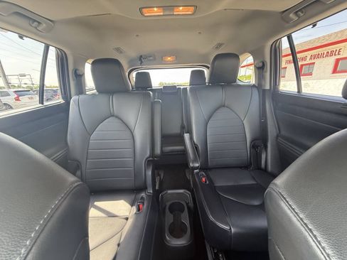 Used 2021 Toyota Highlander XLE AWD/4WD image 25