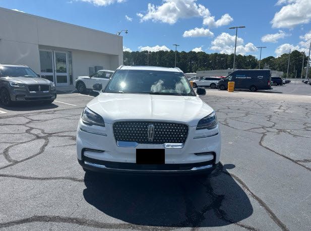 Used 2023 Lincoln Aviator Reserve w/ Elements Package Plus AWD/4WD image 3