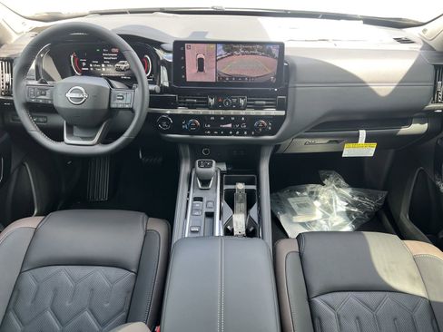 New 2026 Nissan Pathfinder Platinum FWD image 2