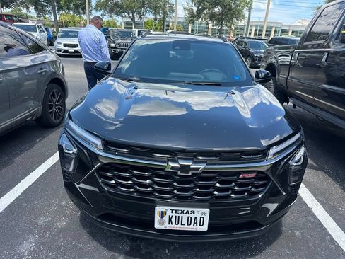 Used 2025 Chevrolet Trax RS w/ Sunroof Package FWD image 3