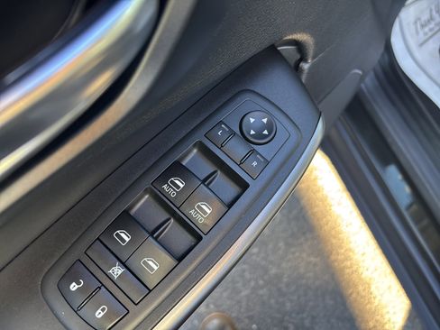 Used 2020 Jeep Cherokee Latitude Plus w/ Comfort/Convenience Group image 17