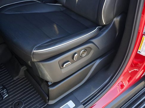 Used 2025 Cadillac Escalade ESV Premium Luxury RWD image 8