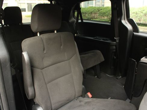 Used 2015 Dodge Grand Caravan SXT w/ Blacktop Package FWD image 22