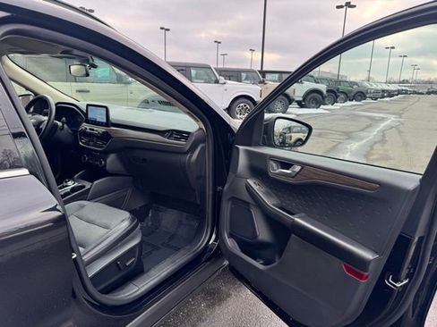 Used 2020 Ford Escape Titanium image 19