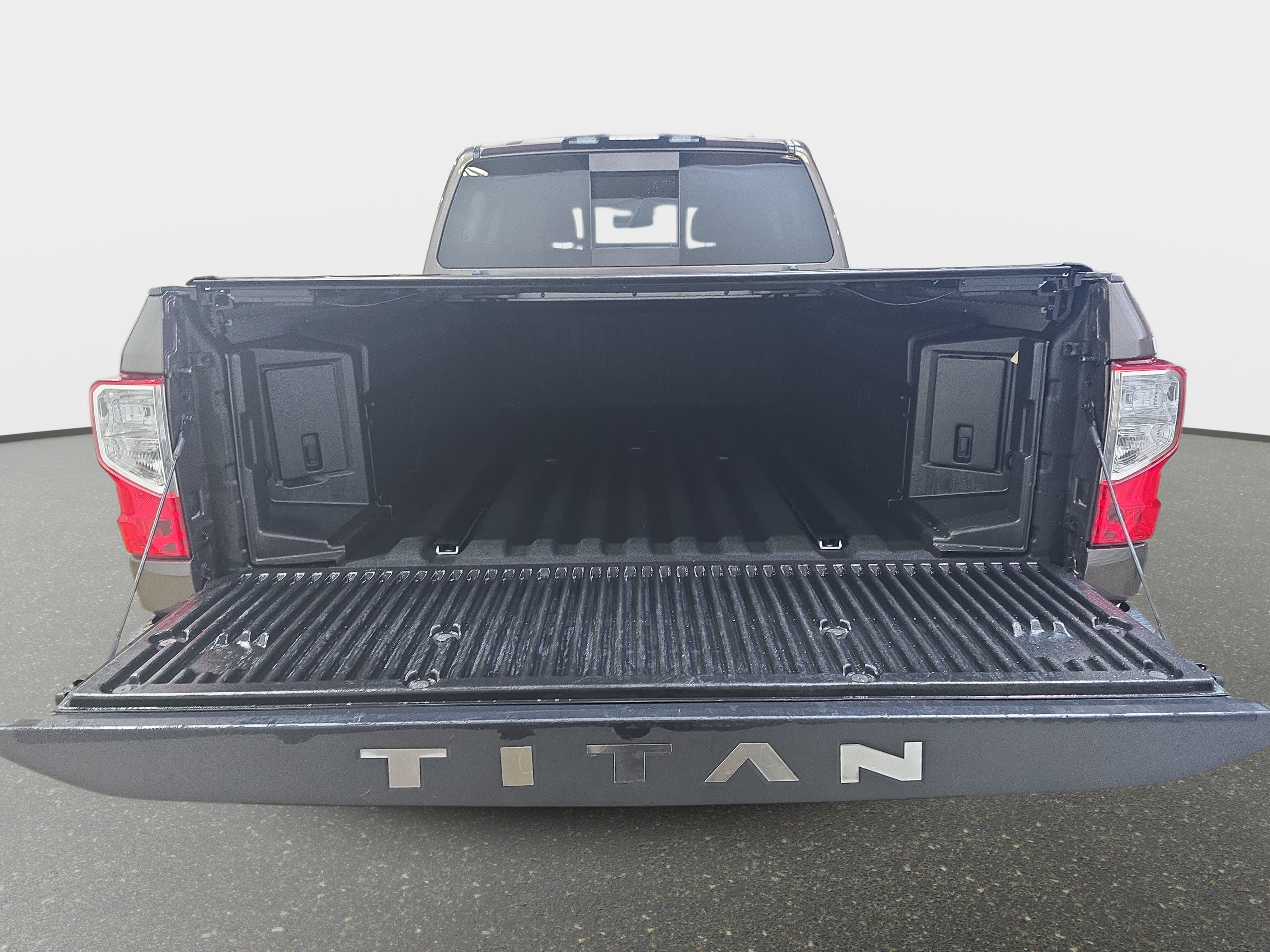 Used 2017 Nissan Titan Platinum Reserve AWD/4WD image 27