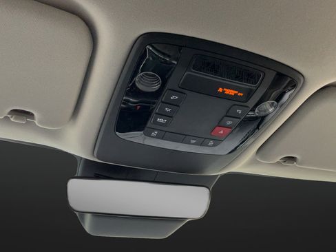 Used 2025 Kia Carnival FWD image 24