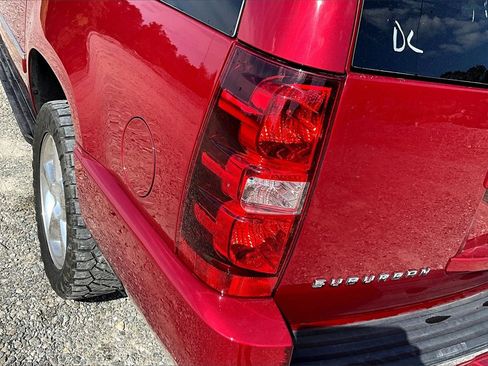 Used 2014 Chevrolet Suburban LTZ image 30