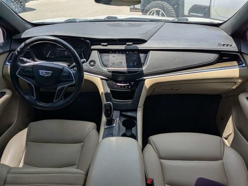 Used 2017 Cadillac XT5 FWD image 16