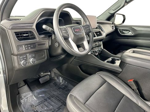 Used 2023 GMC Yukon SLT w/ SLT Luxury Package image 9