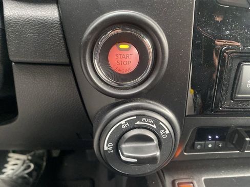 Used 2024 Nissan Titan SV w/ SV Convenience Package image 26