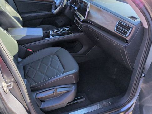 Used 2024 Volkswagen Atlas SE image 37