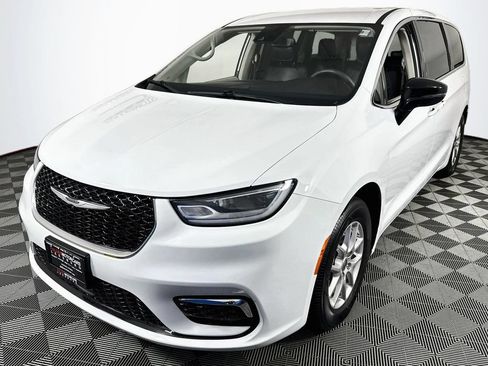 Used 2024 Chrysler Pacifica Touring-L FWD image 3
