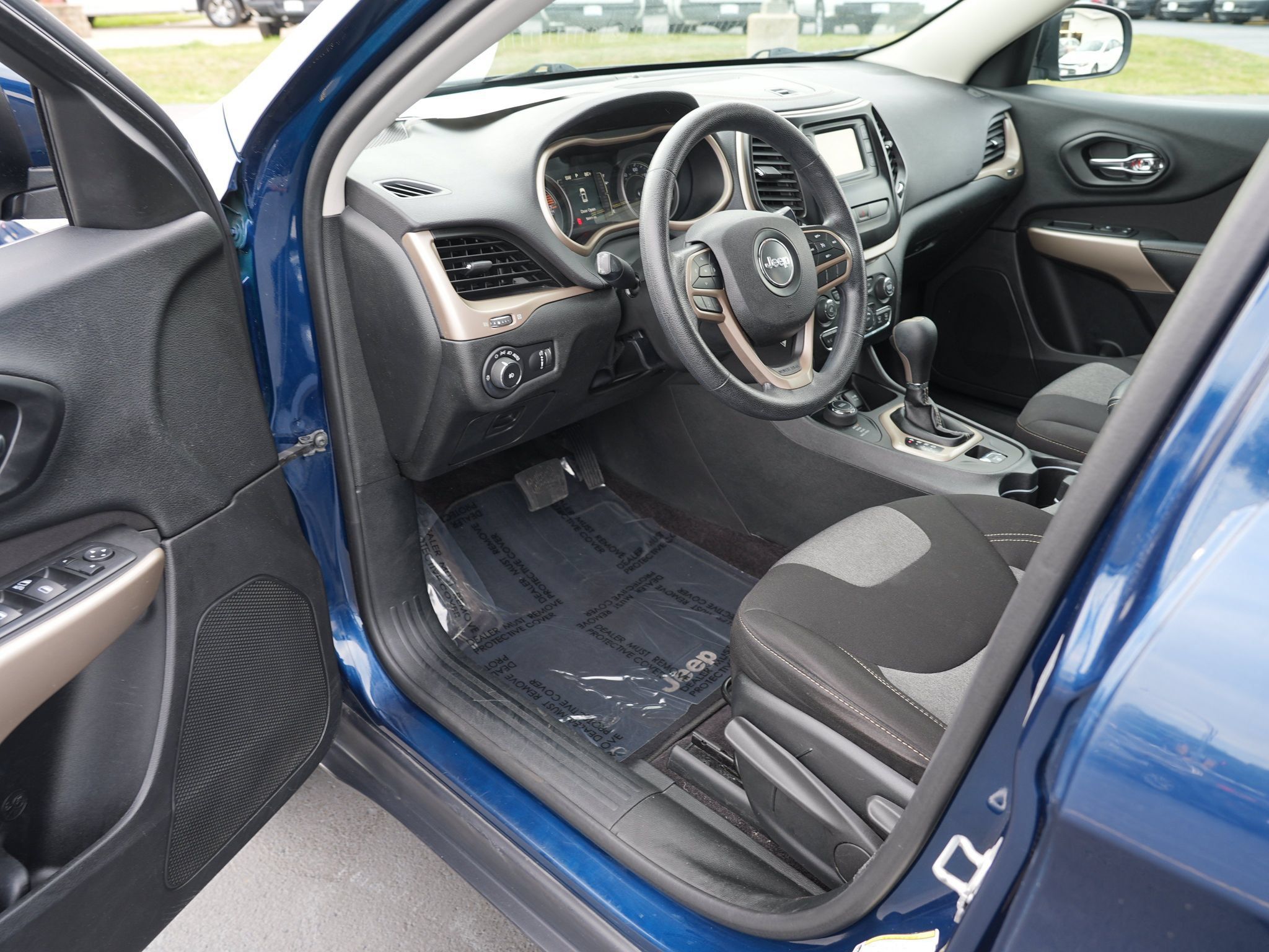 Used 2018 Jeep Cherokee Latitude w/ Safety Group AWD/4WD image 14