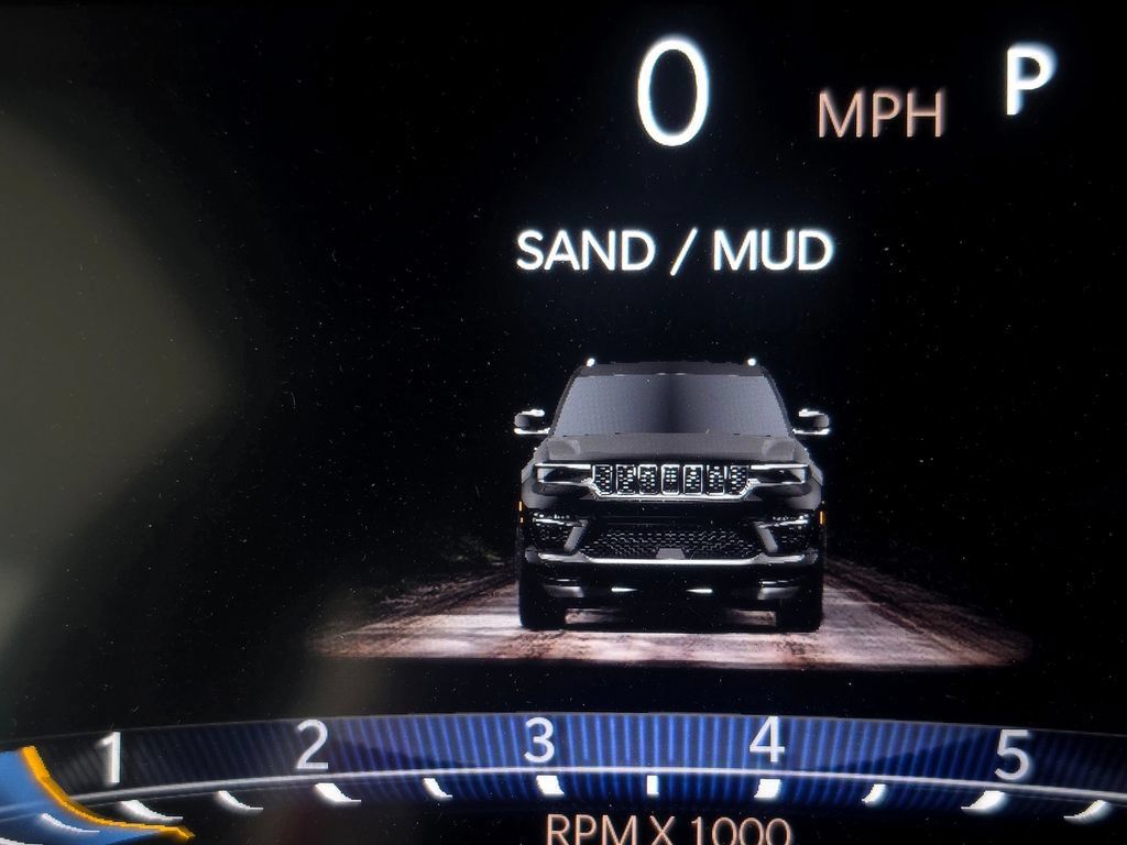 Used 2025 Jeep Grand Cherokee Overland w/ Trailer Tow Package AWD/4WD image 33