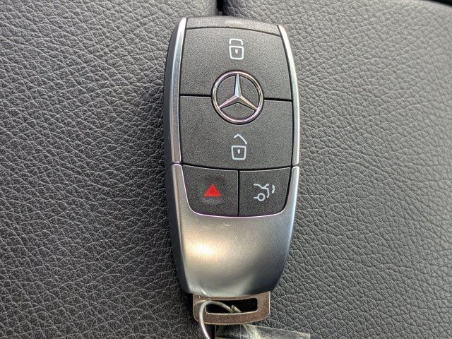 Used 2025 Mercedes-Benz GLS 580 4MATIC image 30