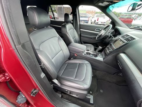 Used 2017 Ford Explorer XLT w/ Equipment Group 202A FWD image 28