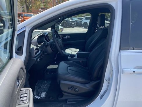 New 2026 Chrysler Voyager LX image 15