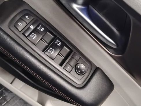 Used 2019 Chrysler Pacifica Touring-L Plus image 8