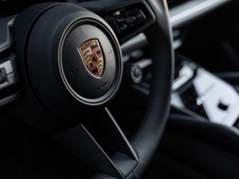 Certified 2025 Porsche Cayenne Coupe image 19