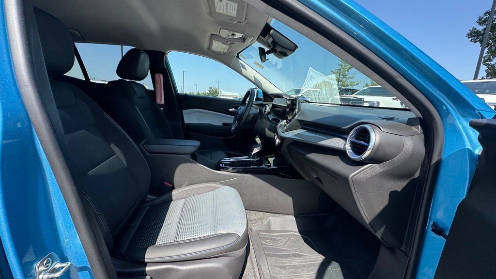 Used 2026 Chevrolet Trax LT w/ LT Convenience Package FWD image 9