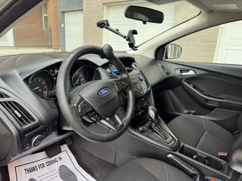 Used 2018 Ford Focus SE w/ SE Appearance Package image 10