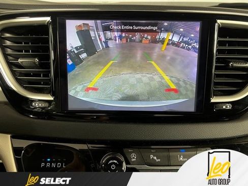 Used 2023 Chrysler Pacifica Touring-L FWD image 14