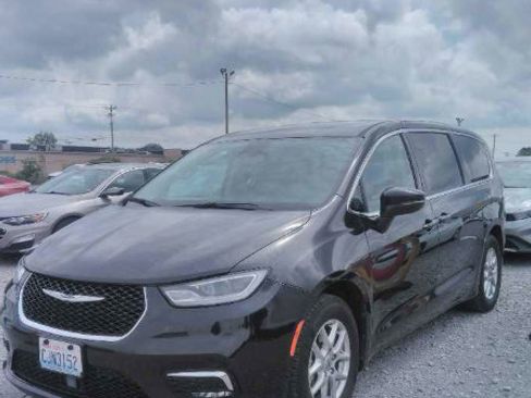 Used 2023 Chrysler Pacifica Touring-L FWD image 1